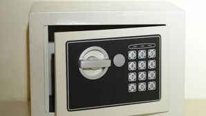 Una caja fuerte blanca con cerradura numérica.