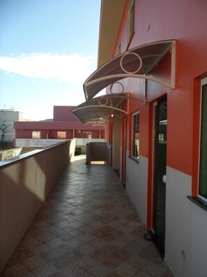 المنطقة المحيطة بالمنشأة