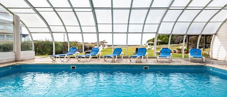 Una piscina techada, una piscina al aire libre de temporada