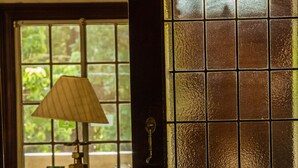 A room with a wooden desk, a lamp, and a frosted glass door. - Hotel Yacanto (San Javier)