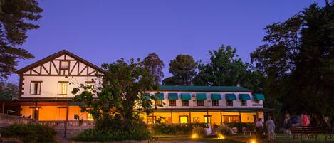 Boendets fasad - kväll/natt