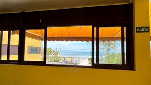 Una habitación con un ventanal grande, una lámpara en el techo y un cartel que dice "SAÍDA".