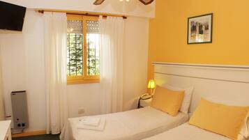 Chambre Classique Double ou avec lits jumeaux | Bureau, fer et planche à repasser, lits bébé (gratuits)