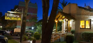 Fachada da propriedade à noite