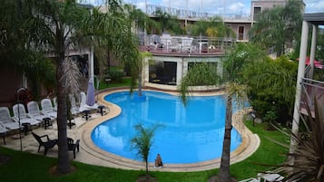 Una piscina al aire libre de temporada