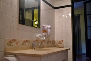 Bathroom - La Rocca Hostel (Buenos Aires)