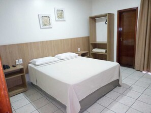 Habitación doble | Minibar, escritorio, cortinas opacas y wifi gratis
