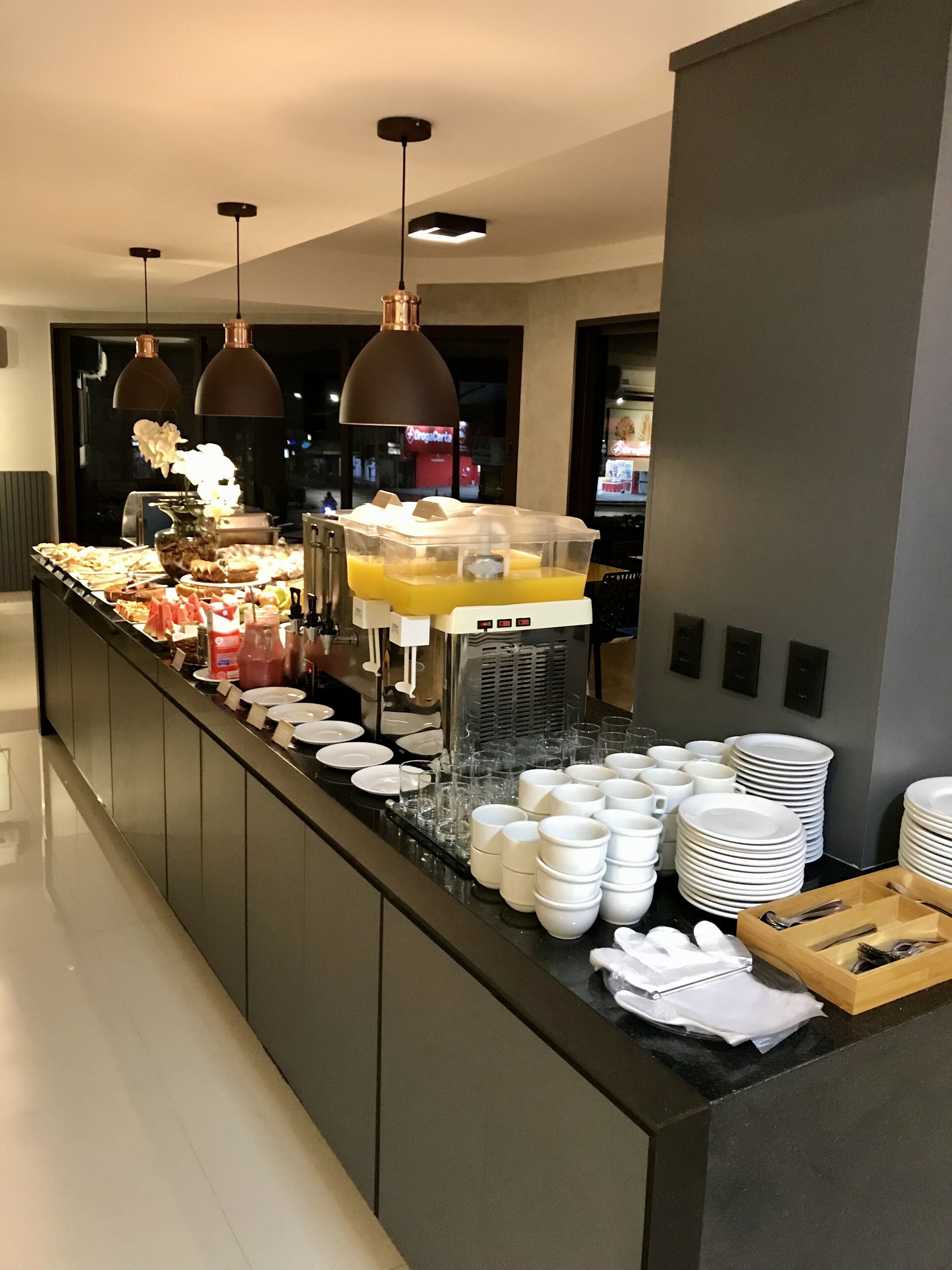 Café da manhã com buffet grátis todos os dias