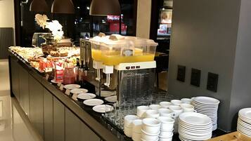 Café da manhã com buffet grátis todos os dias