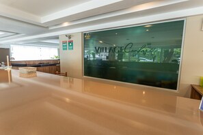 Bar (trong khuôn viên)