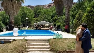 Una piscina al aire libre