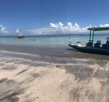 Perto da praia, espreguiçadeiras 
