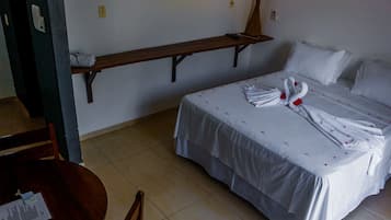 Quarto casal ou duplo | Escrivaninha, cortinas blackout, roupa de cama