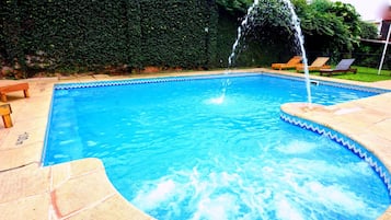 Una piscina al aire libre