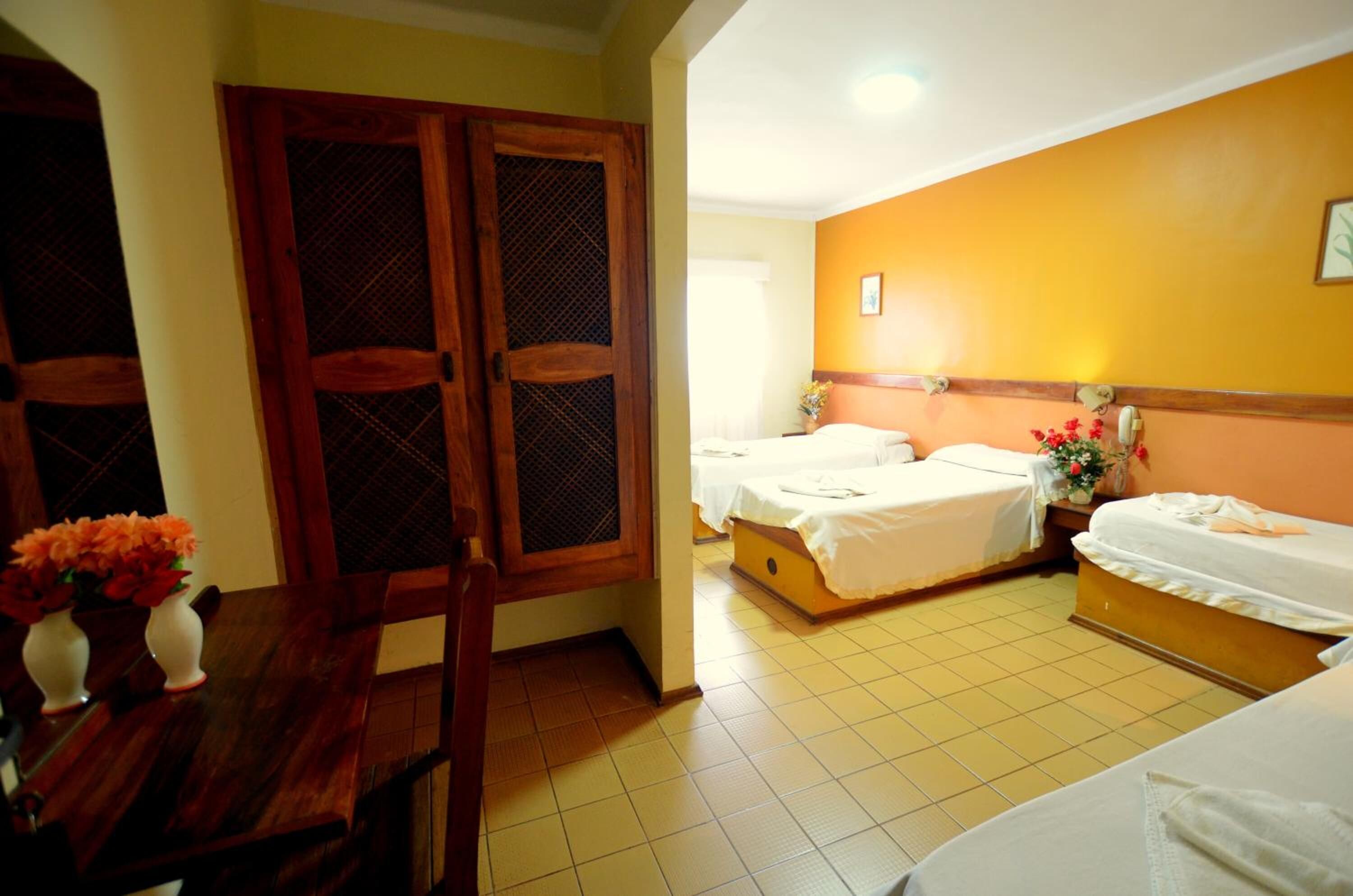 Meja kerja, setrika/meja setrika, dan tempat tidur bayi gratis