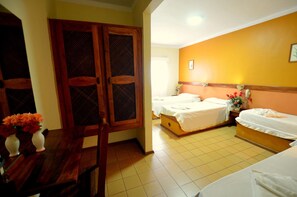 مكتب ومكواة/لوح كي وأسرّة أطفال/رضّع (مجانًا) وملاءات أسرّة