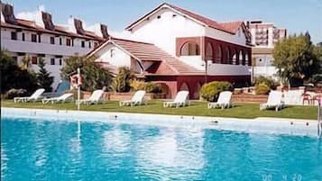 Una piscina al aire libre de temporada