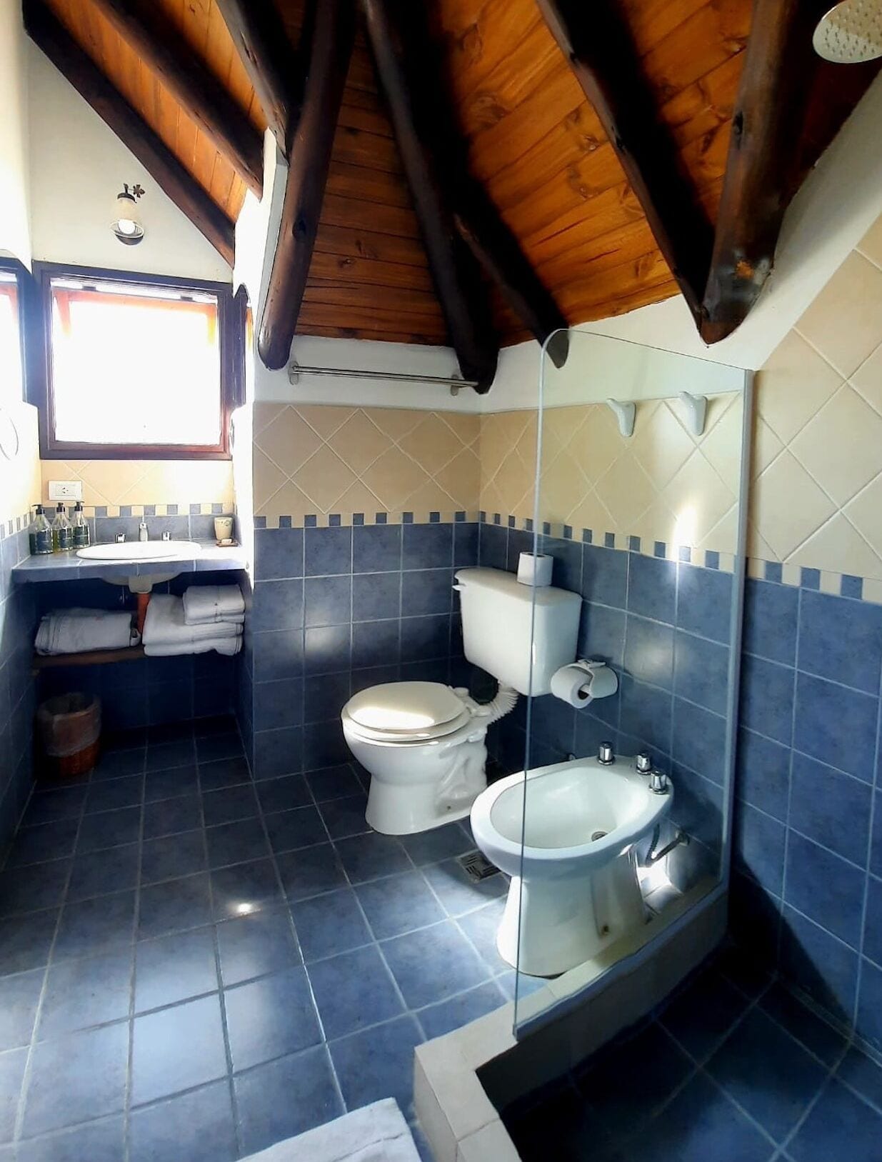 standard double room, 1 double bed | bathroom | combined shower/bathtub, free toiletries, hair dryer, bathrobes