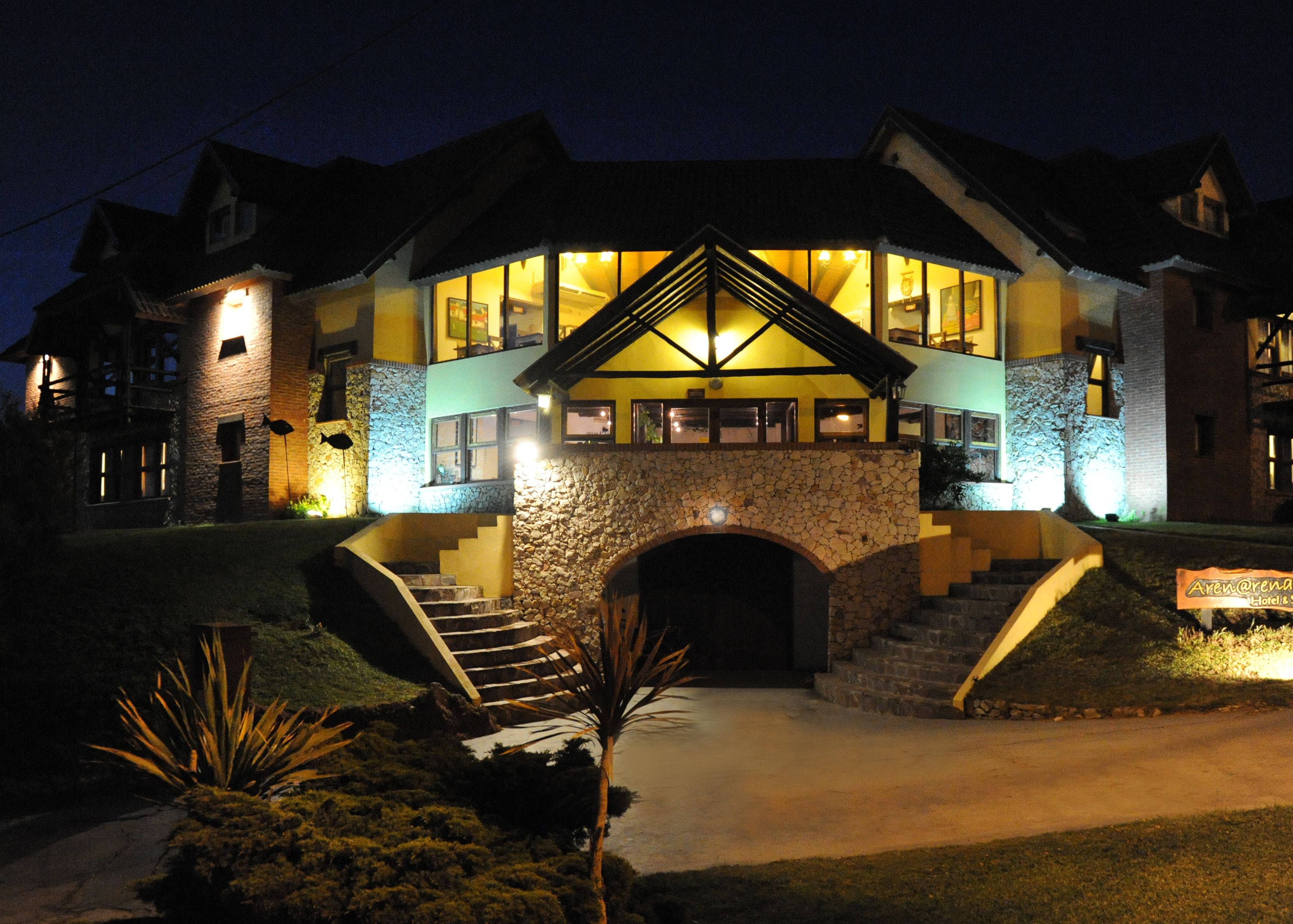 Majoituspaikan julkisivu illalla/yöllä