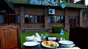 Breakfast, lunch, brunch served; local cuisine