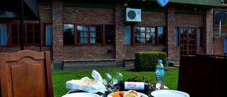 Breakfast, lunch, brunch served; local cuisine