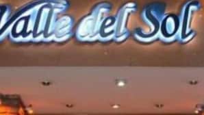 Entrada de un hotel con un letrero que dice "Valle del Sol".