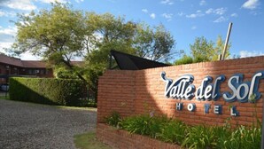 Pared de ladrillo con el letrero 'Valle del Sol Hotel' que indica el nombre del hotel.