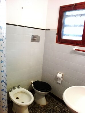 Suihku, ilmaiset hygieniatuotteet, pyyhkeet