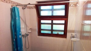 A bathroom with a shower, a window, and a toilet. - Hosteria La Cabaña (Puerto Iguazú)