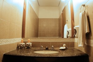 Badezimmer | Dusche, kostenlose Toilettenartikel, Haartrockner, Handtücher