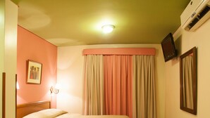 Minibar, in-room safe, cribs (free), WiFi (free) - Hotel Bristol (Asunción)