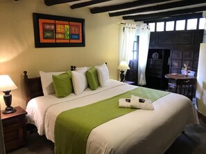 Minibar, Zimmersafe, Schreibtisch, Verdunkelungsvorhänge