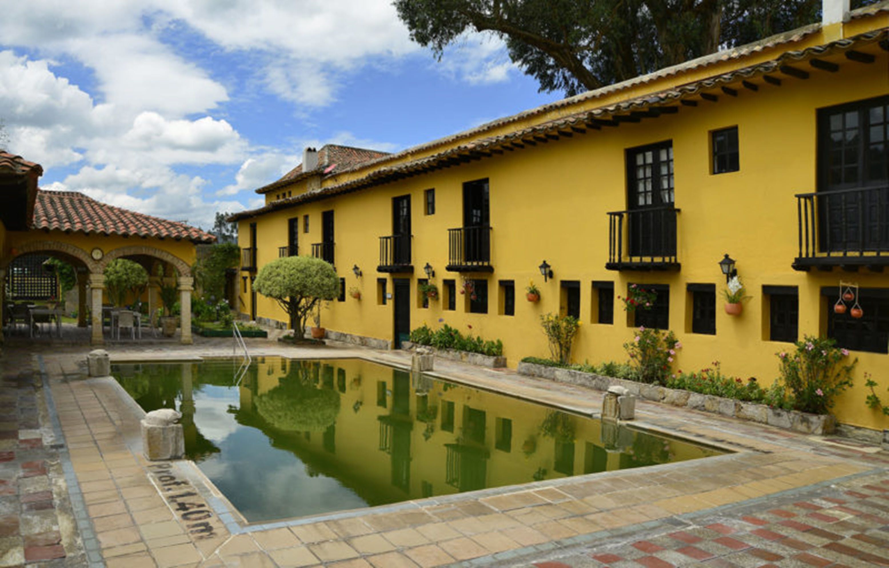 Una piscina al aire libre, sillones reclinables de piscina