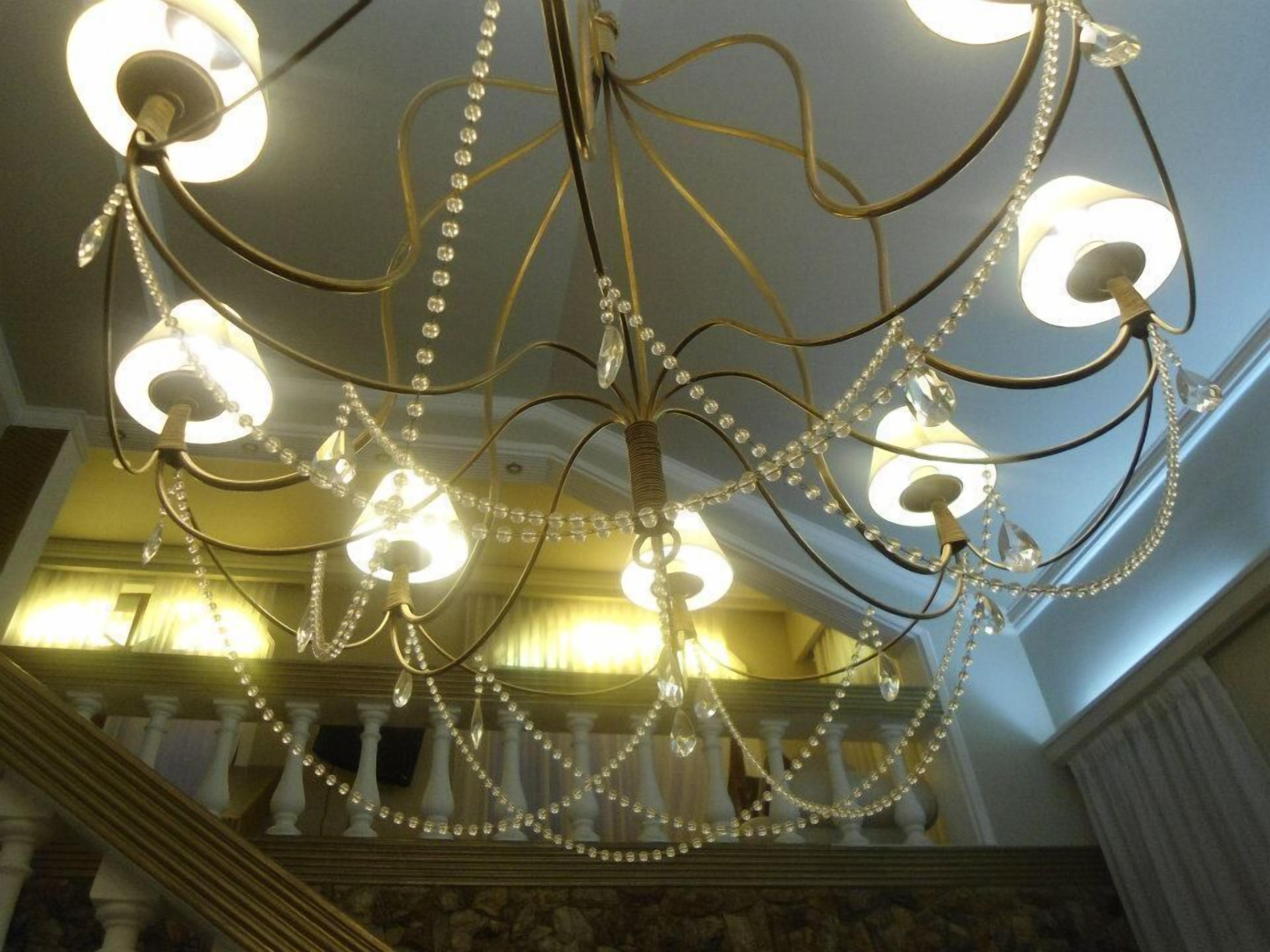 Een kroonluchter met meerdere lichtpunten en kristaldecoraties.