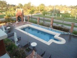 Una piscina al aire libre
