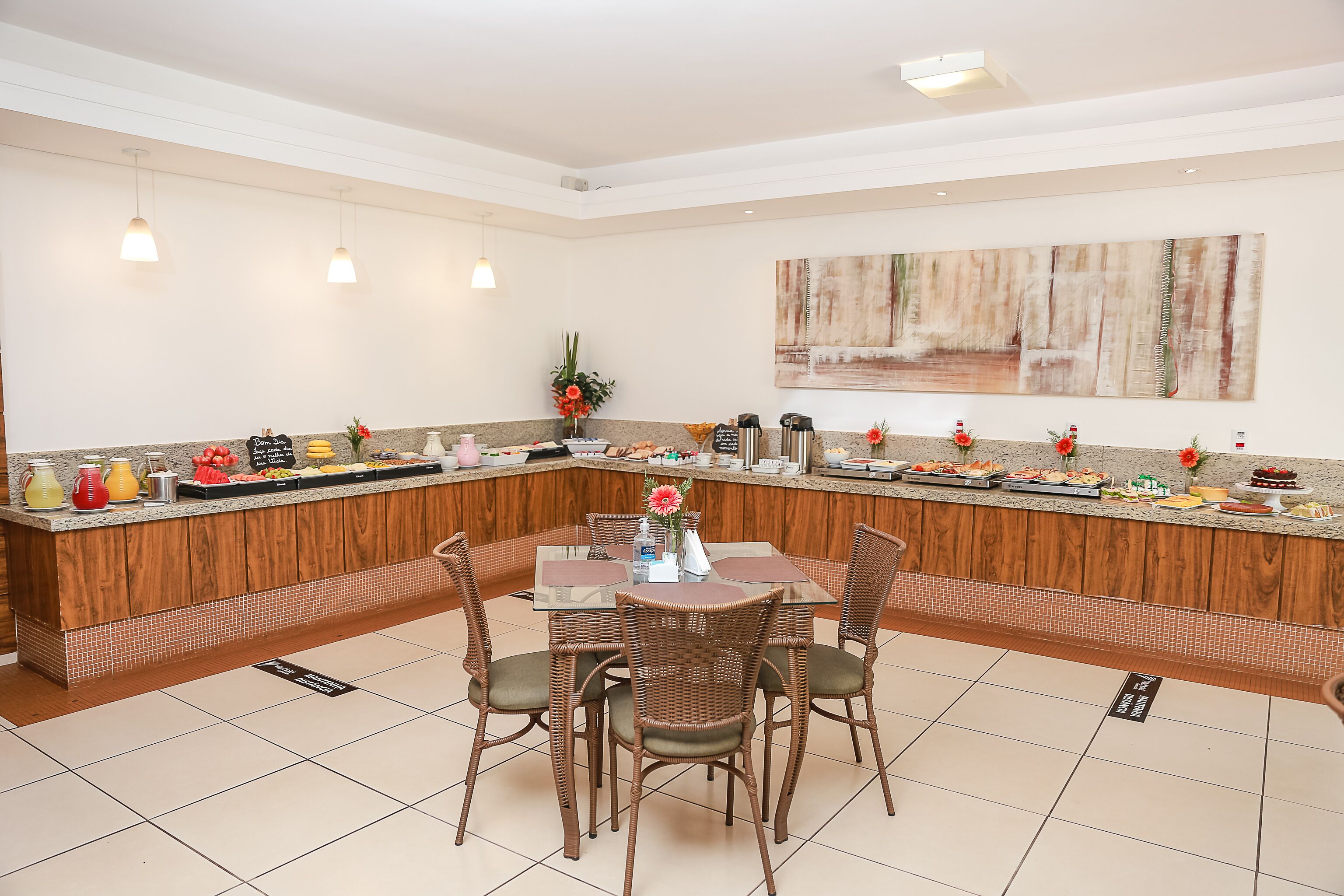 Café da manhã com buffet grátis todos os dias