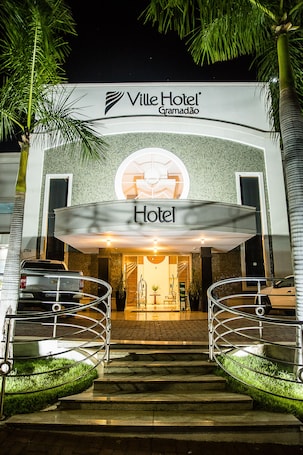 施設の正面 (日没後). Ville Hotel Gramadao