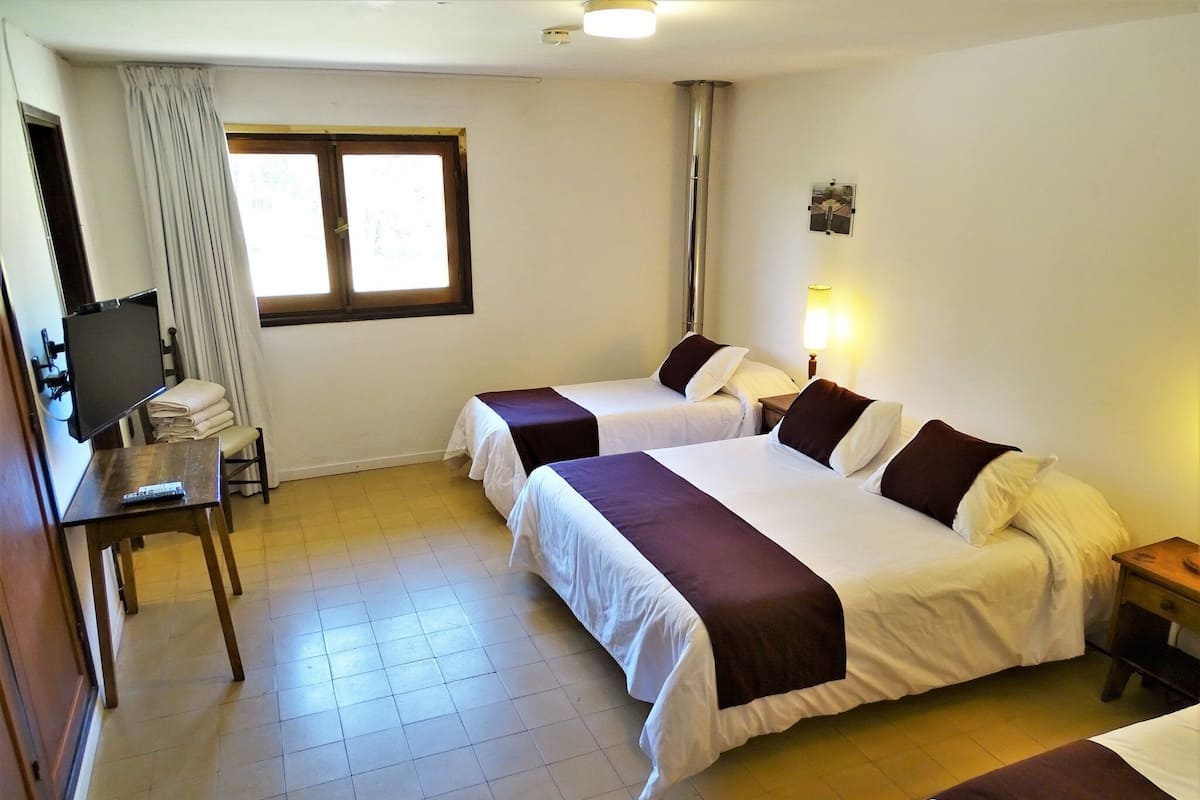 Standaard driepersoonskamer | 2 slaapkamers, een minibar, gratis wifi, beddengoed