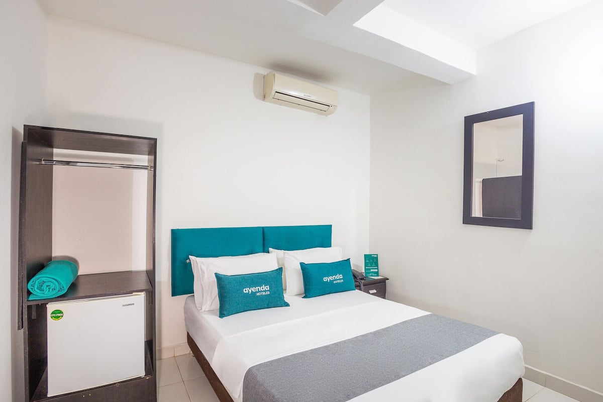Hypo-allergenic bedding, minibar, desk, laptop workspace