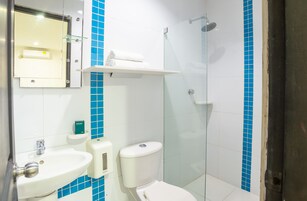 Quarto quádruplo | Banheiro | Chuveiro, produtos de toalete grátis