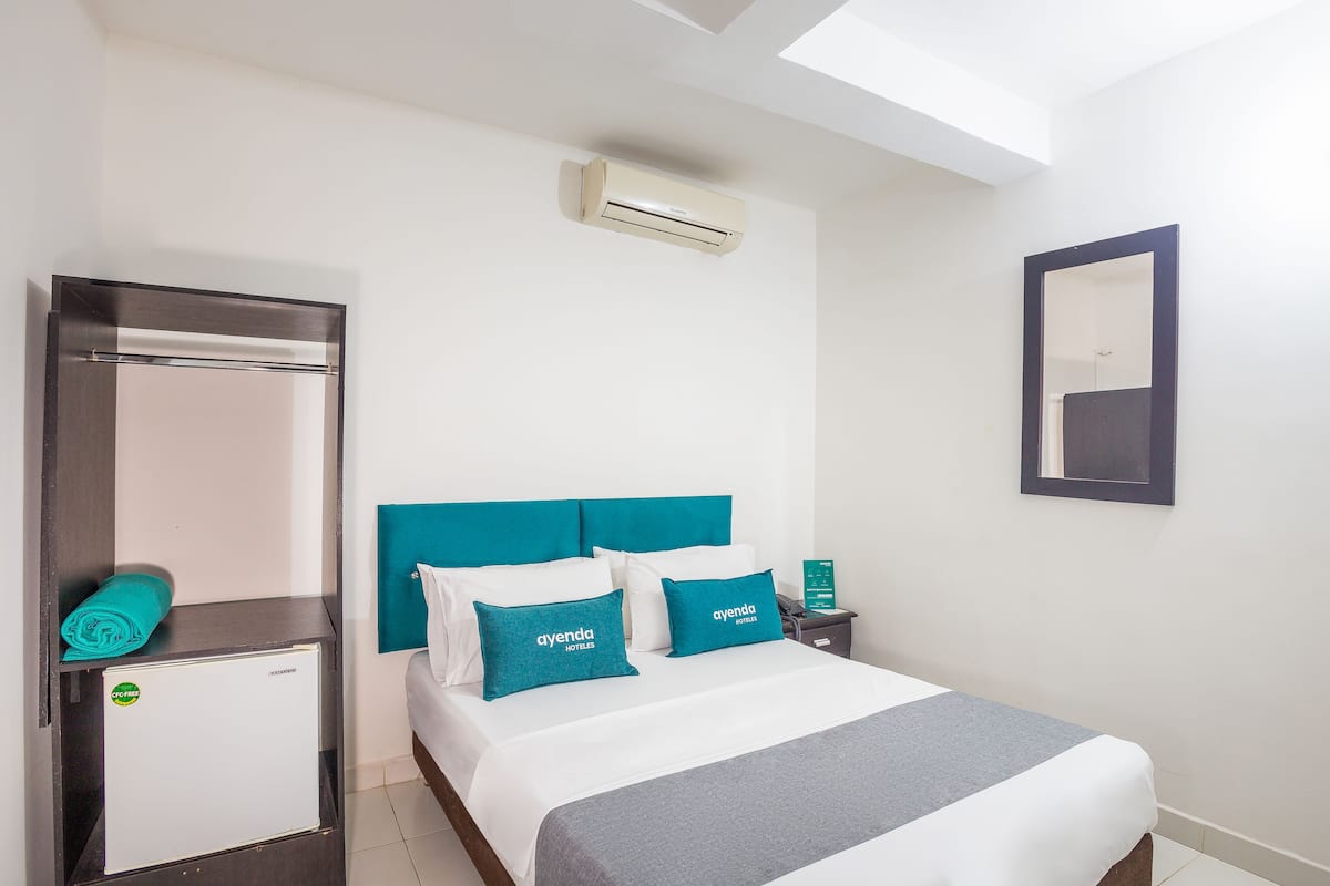 Hypo-allergenic bedding, minibar, desk, laptop workspace