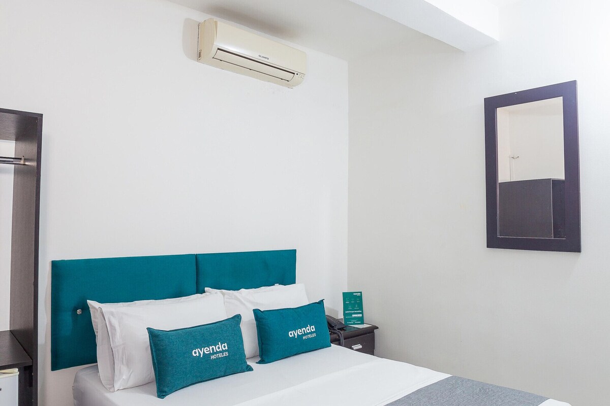 Roupas de cama antialérgicas, frigobar, escrivaninha