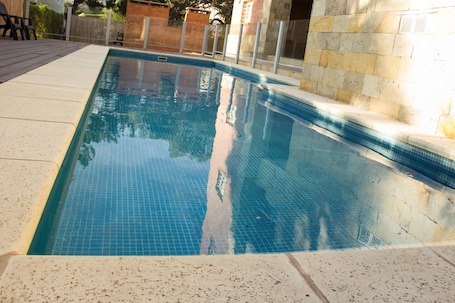 Una piscina al aire libre de temporada