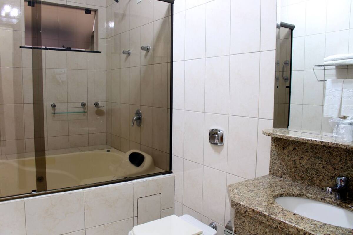 deluxe suite, garden view | bathroom | hair dryer, bidet, towels, soap