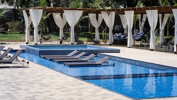 Piscina interna, piscina externa, espreguiçadeiras