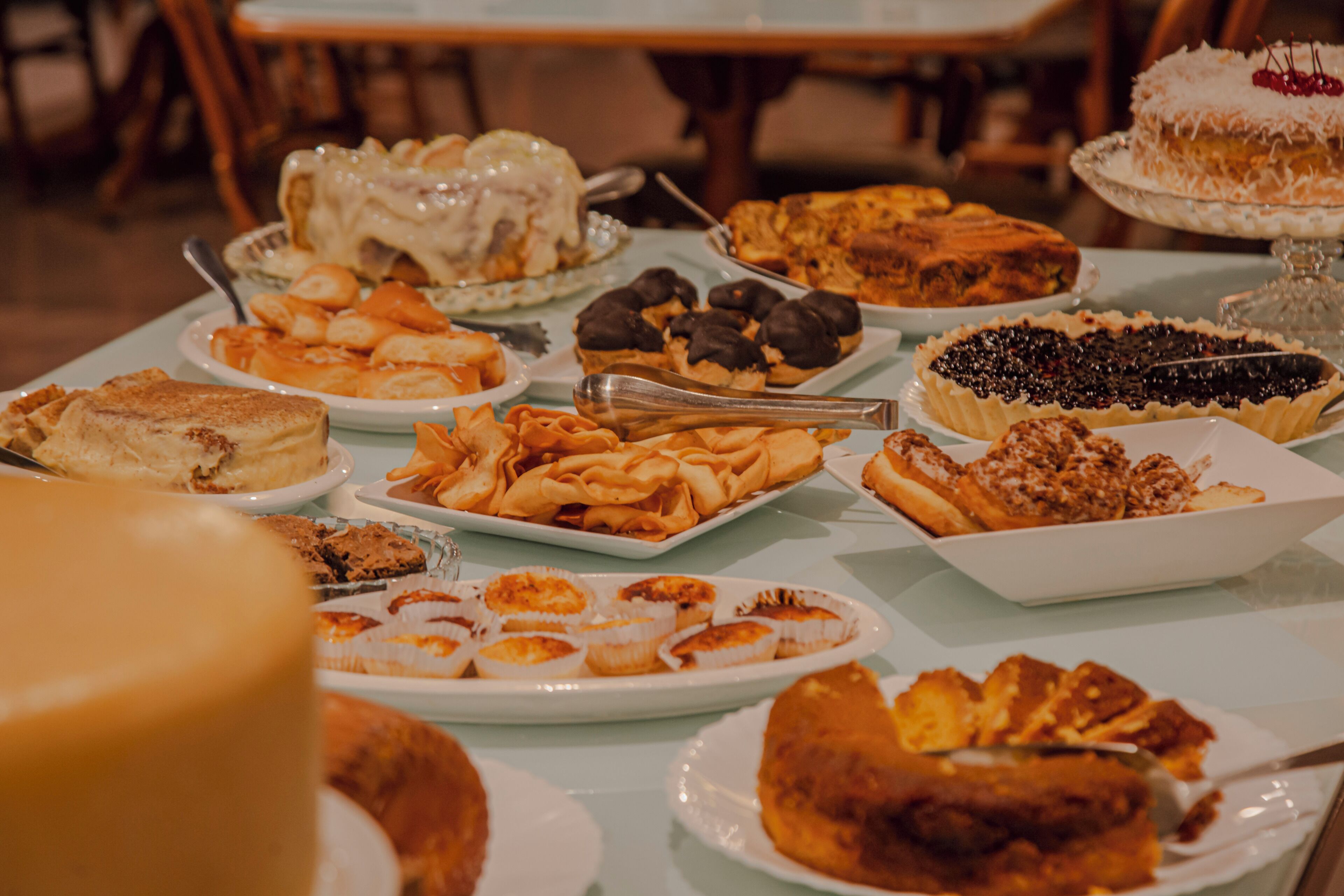 Una mesa con diversos postres y pasteles.