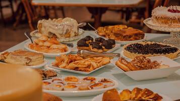Una mesa con diversos postres y pasteles.