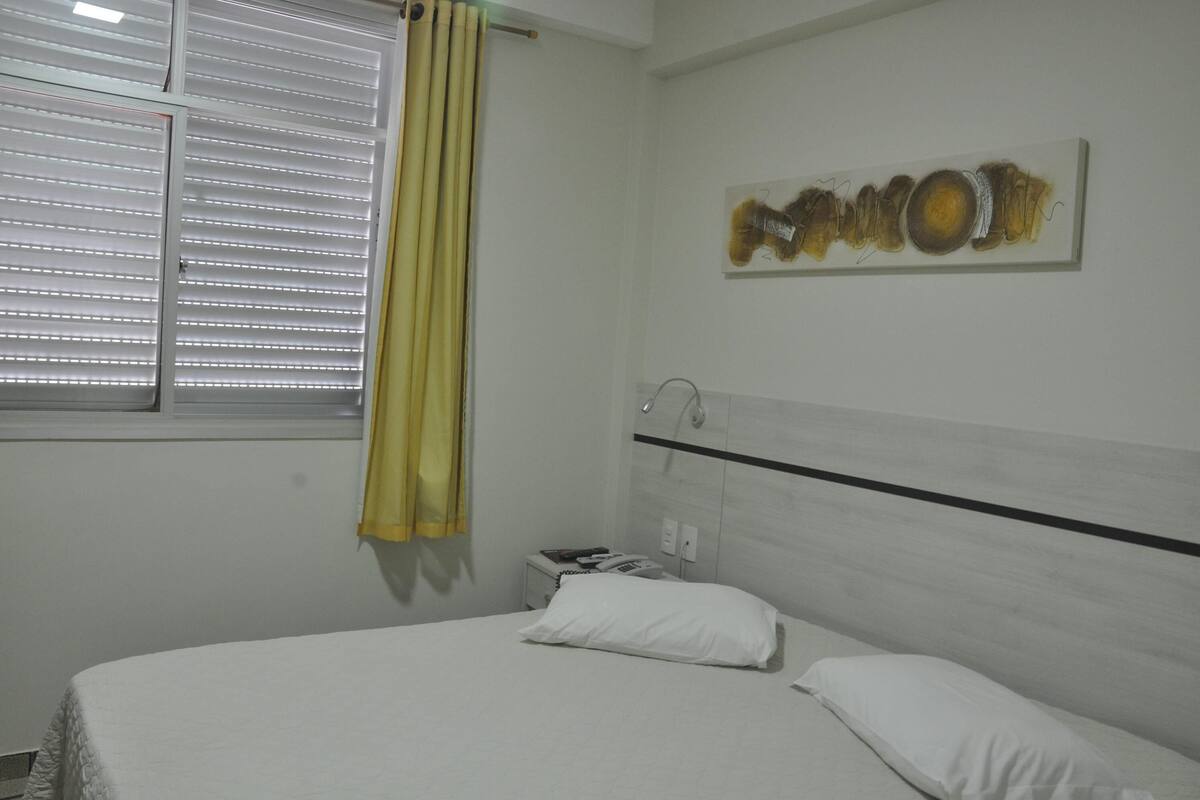 Minibar, escritorio, cortinas blackout y wifi gratis
