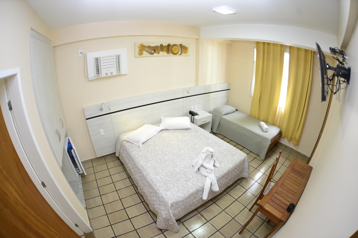 Een minibar, een bureau, verduisterende gordijnen, gratis wifi