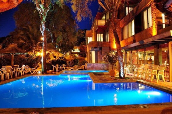 Una piscina al aire libre